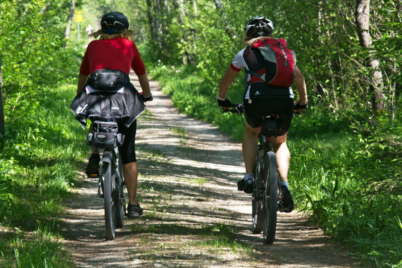 Mountainbiken in de groene natuur van Sauerland. 