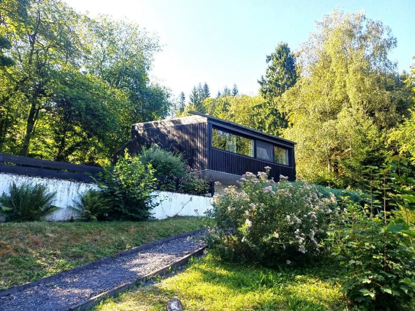 Vooraanzicht in de zomer van ons vakantiehuis in Sauerland met sauna